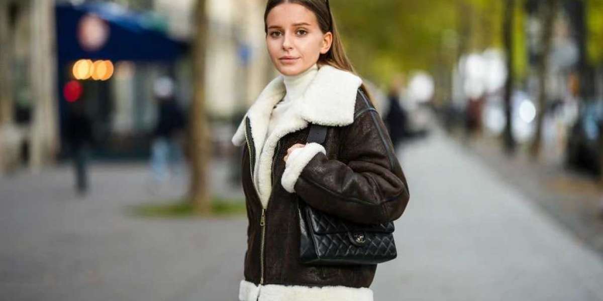 Mixing Modern and Vintage: How Shearling Leather Jackets Are Redefining Fashion